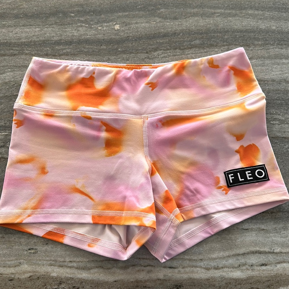 NWOT Fleo Totally Glowing 3.25